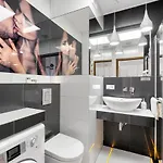 Good Day Apartments- Private Parking New Town