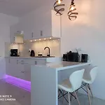 Good Day Apartments- Private Parking New Town Apartment *