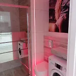 Good Day Apartments- Private Parking New Town Apartment