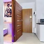 Good Day Apartments- Private Parking New Town Apartment *
