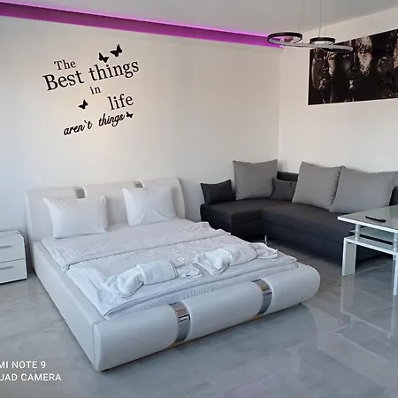 Good Day Apartments- Private Parking New Town Apartment