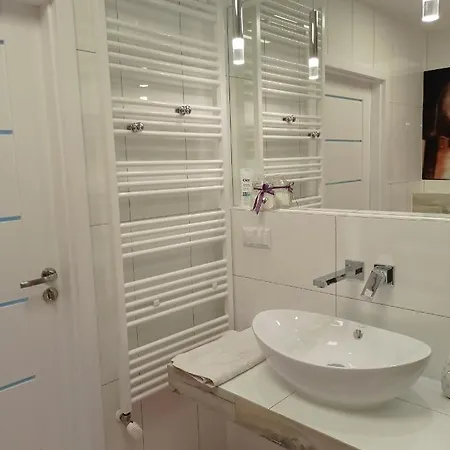 Good Day Apartments- Private Parking New Town Apartment