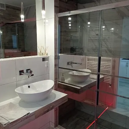 Good Day Apartments- Private Parking New Town Apartment *
