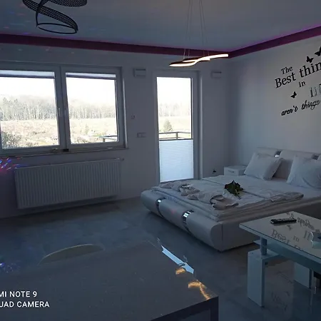 Good Day Apartments- Private Parking New Town Apartment