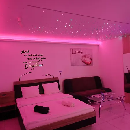 Good Day Apartments- Private Parking New Town Apartment