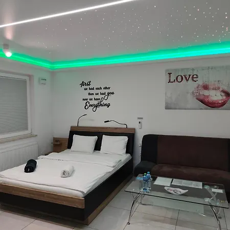 Good Day Apartments- Private Parking New Town Apartment *