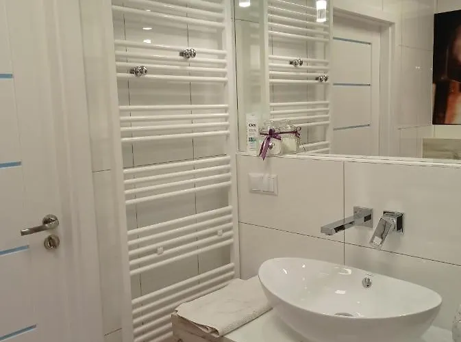 Good Day Apartments- Private Parking New Town Apartament