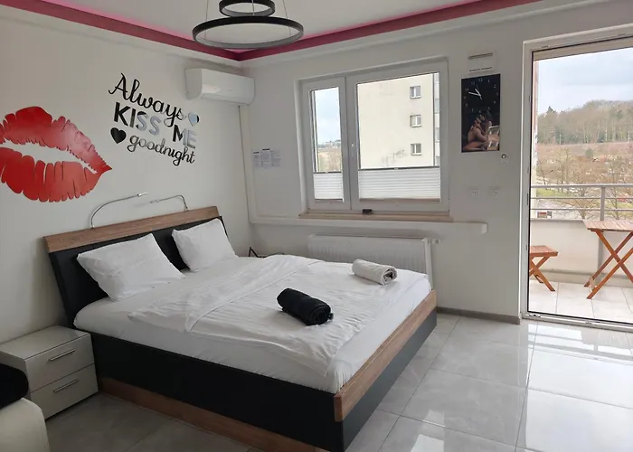 Good Day Apartments- Private Parking New Town *